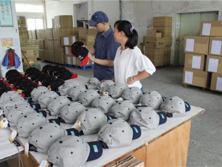 市场上的批量定制帽子和现货帽子有什么不同？